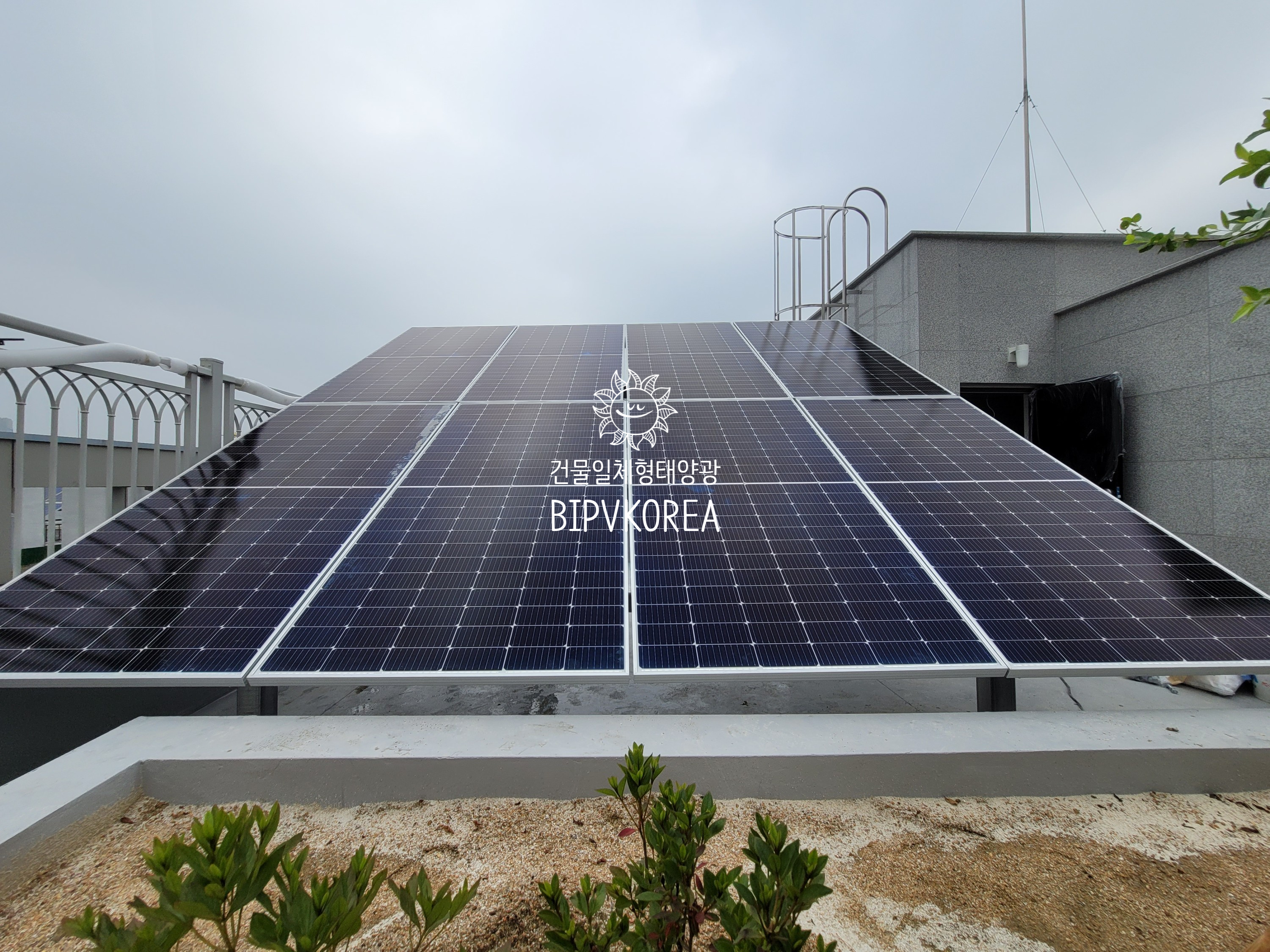 Roof-top photovoltaic system in efficiency apartment [첨부 이미지1]