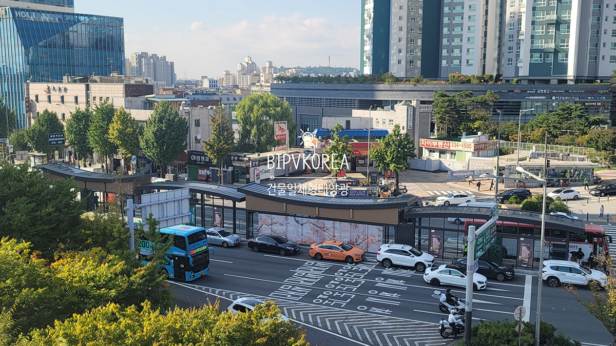 Future type bus stop in Seoul [첨부 이미지2]